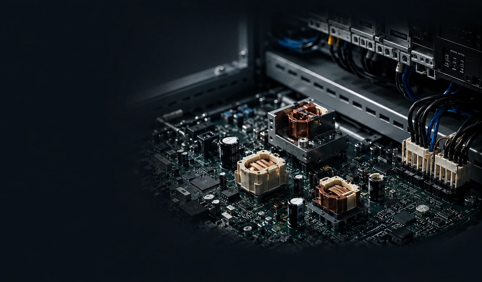 Industrielle Elektronikbaugruppe mit Leiterplatte und magnetischen Komponenten